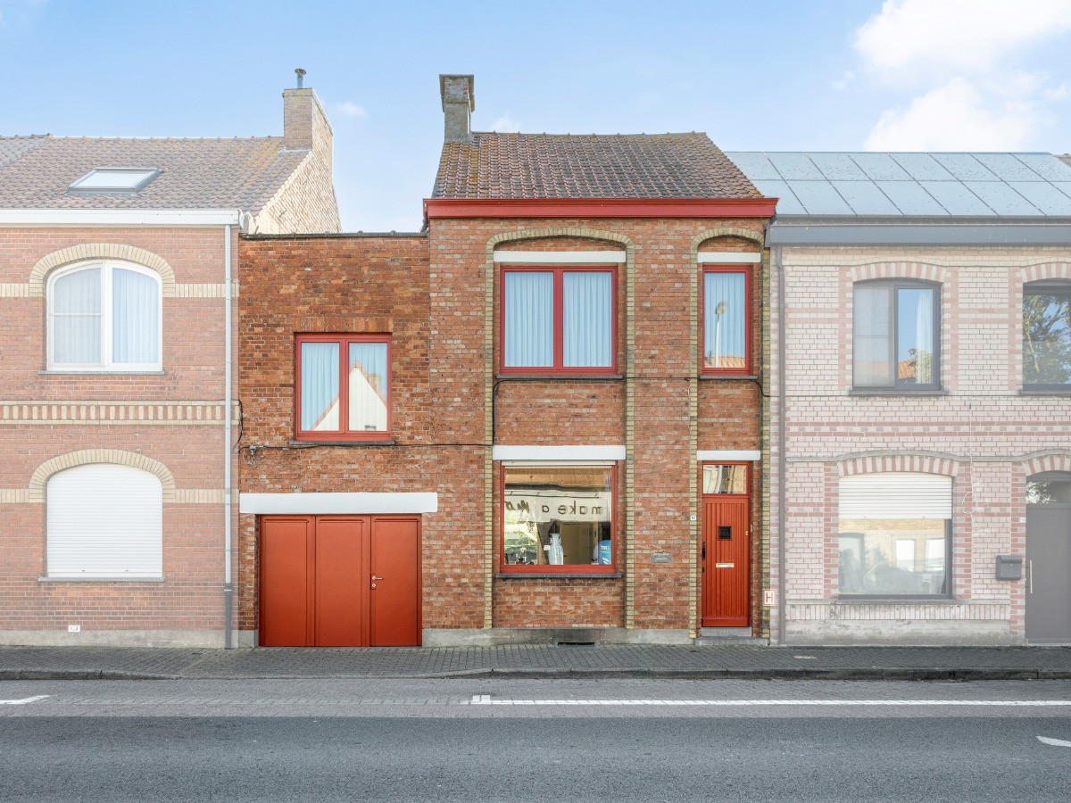 Eéngezinswoning met tuin in centrum Veurne met garage. € 219 900 ERA